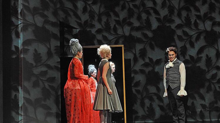 Turbulente Verwechslungen: Szene aus der Neuinszenierung von "Figaros Hochzeit" am Landestheater Coburg.Foto: Andrea Kremper