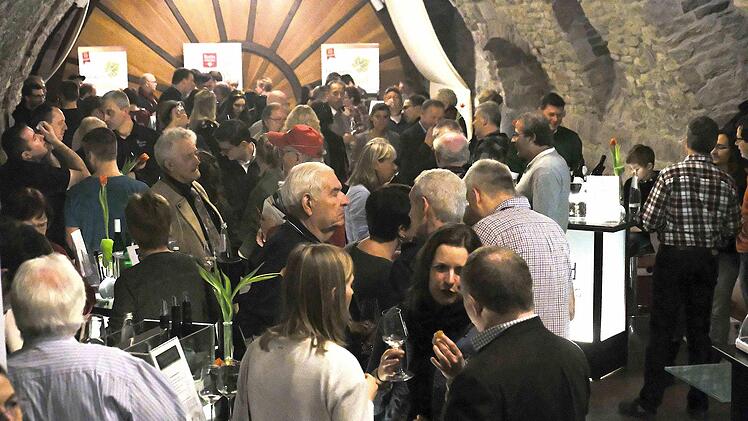 Auch im sechsten Jahr war das Interesse groß, was der volle Gewölbekeller mit Besuchern in der Wandelbar des Deutschen Hauses bewies. Foto: Gerd Schaar