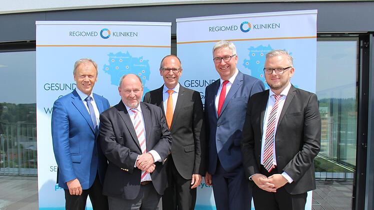 Alexander Schmidtke (Zweiter von rechts) folgt auf Hauptgesch&auml;ftsf&uuml;hrer Joachim Bovelet (Zweiter von links).  Der Vorsitzende der Gesellschafterversammlung, Thomas M&uuml;ller, Aufsichtsratsvorsitzender Christian Mei&szlig;ner  und kaufm&auml;nnischer Gesch&auml;ftsf&uuml;hrer Thomas Hergt (von links) begr&uuml;&szlig;ten den Neuzugang bei Regiomed.Regiomed
