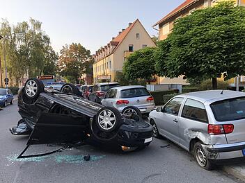 Der Wagen blieb auf dem Dach liegen. Foto: News5/Merzbach