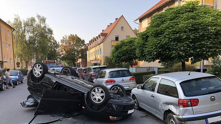Der Wagen blieb auf dem Dach liegen. Foto: News5/Merzbach