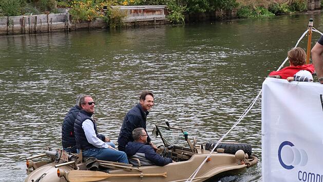 Michael Stoschek am vergangenen Montag am Steuer seines Amphibienfahrzeuges vor dem Festzelt am Leinritt Foto: Sebastian Schanz