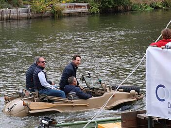 Michael Stoschek am vergangenen Montag am Steuer seines Amphibienfahrzeuges vor dem Festzelt am Leinritt Foto: Sebastian Schanz