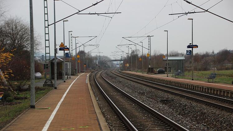 Überblick über die Bahnsteige in Neuses bei Kronach. Foto: Andreas Schmitt