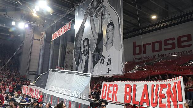 Kurz vor dem Er&ouml;ffnungsjump des Pokalfinals: In Erinnerung an den ersten Bamberger Basketball-Triumph, dem Pokalgewinn von TTL Bamberg vor 27 Jahren, und als eine Hommage an die damalige Heimspielst&auml;tte "die Blaue" inszenierte der "Sektion S&uuml;dblock" eine "Choreo" mit den beiden Korbj&auml;ger-Legenden Mike Jackel und Ken Sweet im Mittelpunkt. Foto: Bertram Wagner