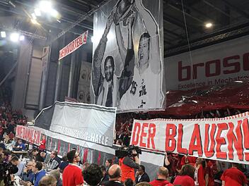 Kurz vor dem Eröffnungsjump des Pokalfinals: In Erinnerung an den ersten Bamberger Basketball-Triumph, dem Pokalgewinn von TTL Bamberg vor 27 Jahren, und als eine Hommage an die damalige Heimspielstätte "die Blaue" inszenierte der "Sektion Südblock" eine "Choreo" mit den beiden Korbjäger-Legenden Mike Jackel und Ken Sweet im Mittelpunkt. Foto: Bertram Wagner