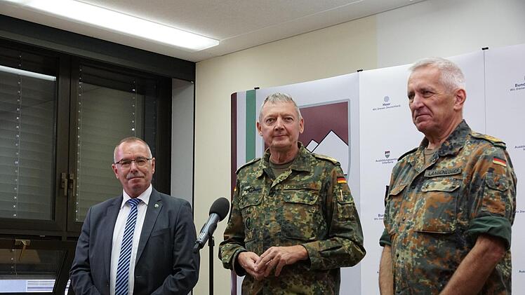 Volker Halbauer, Präsident des Bundes der Deutschen Infanterie, Brigadegeneral Michael Matz, Kommandeur des Ausbildungszentrums Infanterie, und Generalleutnant Johann Langenegger, Kommandeur Einsatz und Stellvertreter des Inspekteurs des Heeres, beantworten beim Pressegespräch die Fragen der Medienvertreter. Foto: Arkadius Guzy