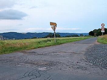 Der Gemeinderat hat die Teilsanierung der Industriestraße und Arbeiten am Abzweig von der Kreisstraße nach Kübelhof (unser Bild) beschlossen.