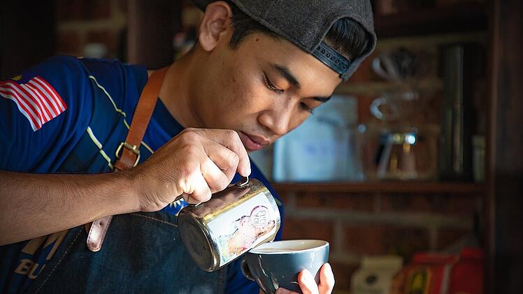 Die hohe Kunst der Kaffeezubereitung: Ein Barista bei der Arbeit