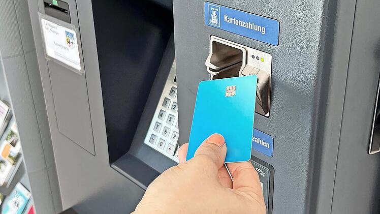 Ab 10. September kann man in den Außenstellen der Zulassungsbehörden Bad Brückenau und Hammelburg nur noch mit EC-Karte oder Handy bezahlen.