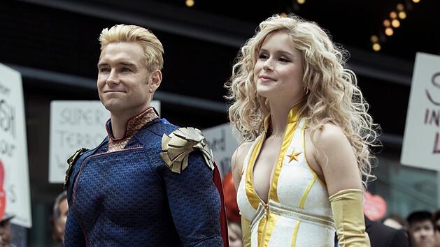 Sp&auml;testens seit Iron Man 2008 die Kinoleinwand eroberte, k&ouml;nnen sich Filmfans kaum mehr vor Superhelden retten. Auch in der Streamingwelt schicken Marvel, DC und Co. Heroen immer wieder auf Weltrettungsmission. Ganz sch&ouml;n schwierig, den Durchblick zu behalten! Welche Superheldenserien sich wirklich lohnen, lesen Sie hier.