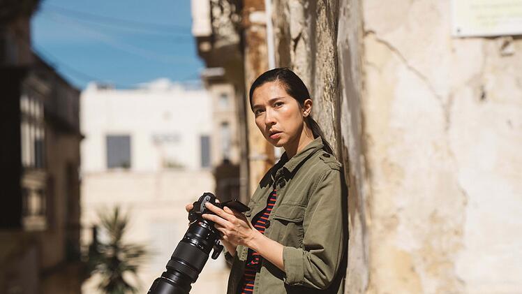 Auch Agentin Julie (Aoife Hinds) arbeitet in Kates &Uuml;berwachunsteam auf Malta. Eine ihrer Aufgaben ist es, unerkannt Fotos der urlaubenden Russen im mond&auml;nen Ferienhaus des Geheimdienstchefs aus gro&szlig;er Entfernung aufzunehmen.