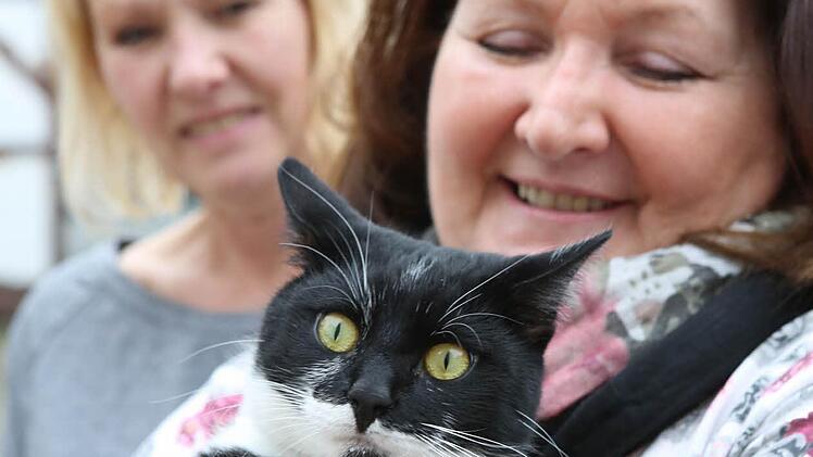 Emilio ist zurück bei Frauchen Monika Franke und HGF-Hausmeisterin Marion Schröter. Foto: Barbara Herbst