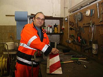 Auch wenn das Schneechaos in diesem Jahr noch auf sich warten lässt, die Arbeit geht Edwin Lindner nicht aus. Jetzt bereitet er schon mal die Schilder für das große Narrentreiben vor. Foto: Sonja Adam