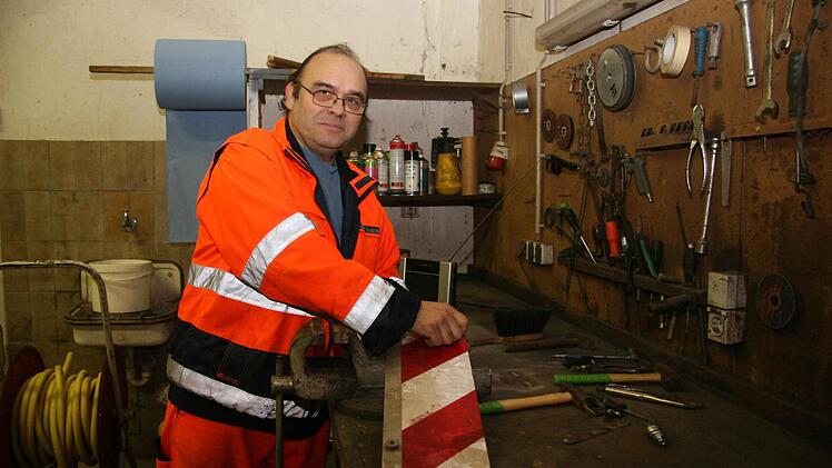 Auch wenn das Schneechaos in diesem Jahr noch auf sich warten lässt, die Arbeit geht Edwin Lindner nicht aus. Jetzt bereitet er schon mal die Schilder für das große Narrentreiben vor. Foto: Sonja Adam