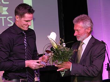 Vier Titel in Folge! Brose Baskets-Spielführer Casey Jacobsen erhielt von Paul Breitner - stellvertretend für das Team - den Preis "Mannschaft des Jahres" Fotos: Bertram Wagner
