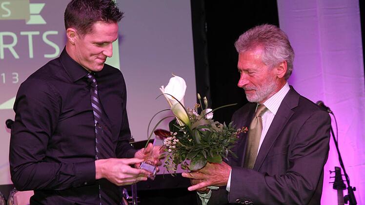 Vier Titel in Folge! Brose Baskets-Spielführer Casey Jacobsen erhielt von Paul Breitner - stellvertretend für das Team - den Preis "Mannschaft des Jahres" Fotos: Bertram Wagner