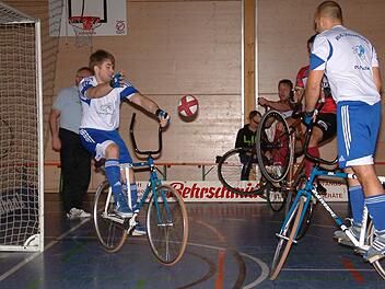 Nach einem Eckstoß für Gärtringen kann der Steinwiesener Torsteher Sebastian Rehmet den Ball parieren. Rechts Markus Michel. Foto: Hans Franz