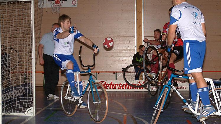 Nach einem Eckstoß für Gärtringen kann der Steinwiesener Torsteher Sebastian Rehmet den Ball parieren. Rechts Markus Michel. Foto: Hans Franz