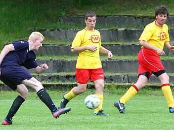 Finale der Oberliga zwischen Nürnberg (links Andreas Nany) und Kaufbeuren (von rechts Antonio Acolli und Jovan Markovic). Am Ende siegte Nürnberg im Siebenmeterschießen mit 6:5.  Foto: Monika Limmer