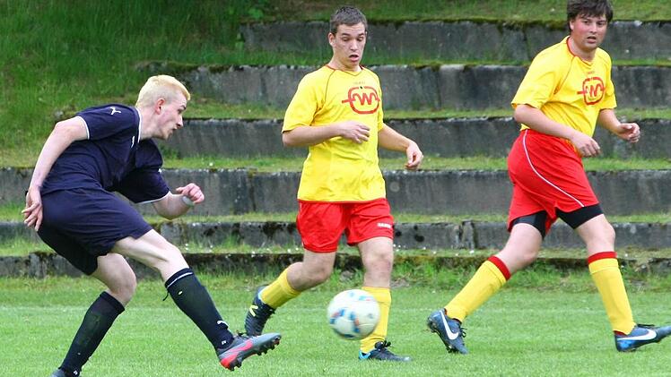 Finale der Oberliga zwischen Nürnberg (links Andreas Nany) und Kaufbeuren (von rechts Antonio Acolli und Jovan Markovic). Am Ende siegte Nürnberg im Siebenmeterschießen mit 6:5.  Foto: Monika Limmer