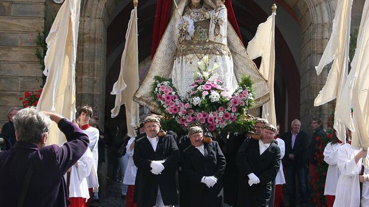 Die freudenreiche Muttergottes aus der Oberen Pfarre passiert das Alte Rathaus. Foto: Michael Schulbert