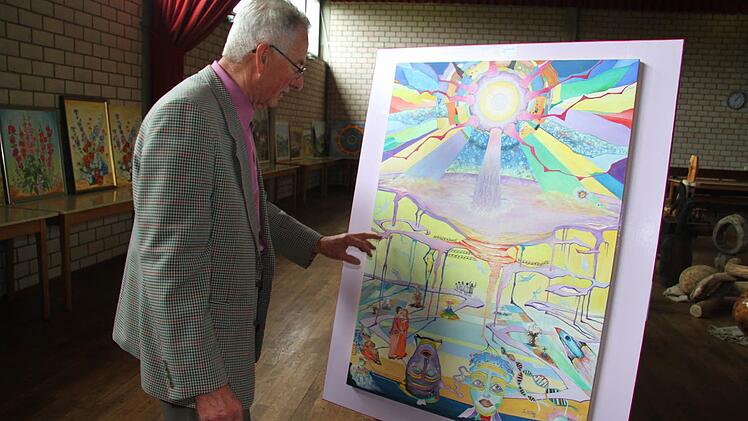 Siegfried Ritter erklärt sein Werk "Wege der Zeit". Foto: Sonja Adam