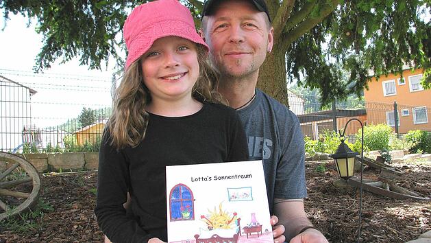 Die kleine Lotta strahlt genauso wie die Sonne auf ihrem eigenen Buch. Kein Wunder, denn Papa Udo Gerner aus R&uuml;gheim hat ihr mit "Lotta&acute;s Sonnentraum" ein ganz besonderes Geschenk gemacht.