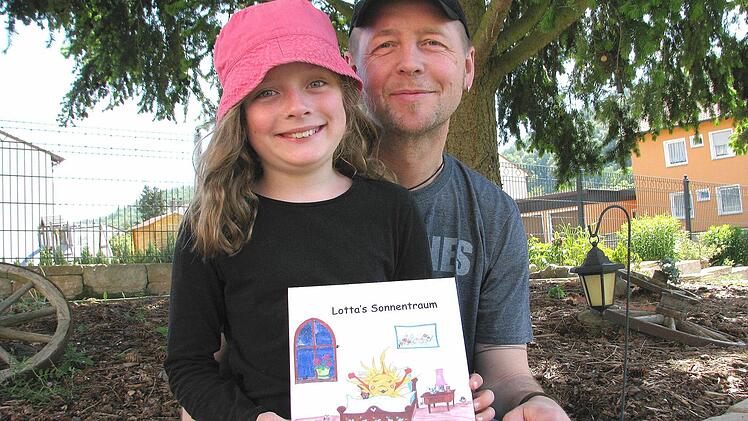Die kleine Lotta strahlt genauso wie die Sonne auf ihrem eigenen Buch. Kein Wunder, denn Papa Udo Gerner aus Rügheim hat ihr mit "Lotta´s Sonnentraum" ein ganz besonderes Geschenk gemacht.