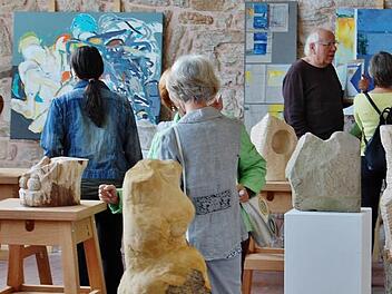 Trotz Deutschland-Spiel war die Vernissage am Dienstag gut besucht.  Foto: Sigismund von Dobschütz