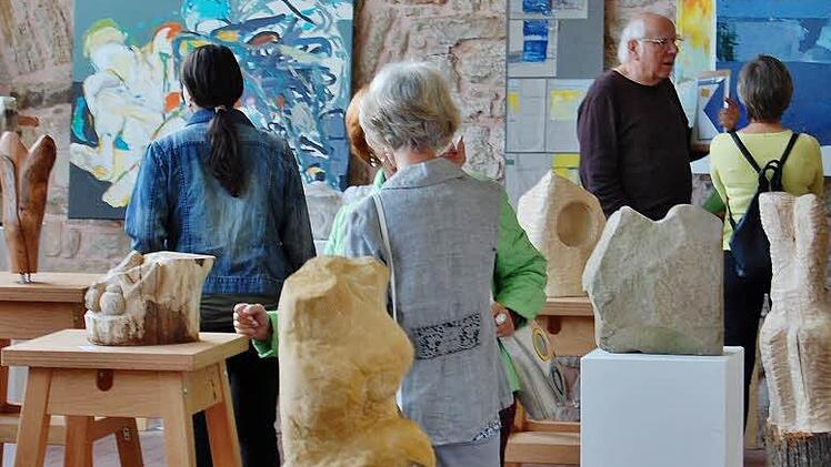 Trotz Deutschland-Spiel war die Vernissage am Dienstag gut besucht.  Foto: Sigismund von Dobschütz