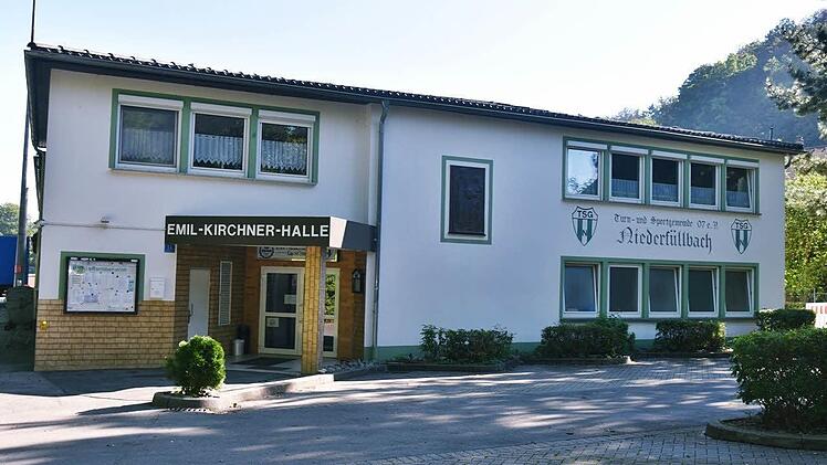 In der Emil-Kirchner-Turnhalle hat sich der Boden gesenkt. Ein Sachverständiger soll nun den Schaden und die Kosten prüfen. Einzig Bürgermeister Martin Rauscher wollte nicht so viel Aufwand betreiben. Foto: Gabi Arnold