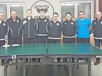 Beim DJK-SV Neufang ging bei der Tischtennis-Vereinsmeisterschaft für Hobbyspieler Jürgen Wich (2. von links) als Sieger hervor. Mit im Bild (von links) Abteilungsleiter Rainer Kolb sowie die weiteren Platzierten Uli Reißig, Thomas Fischer, Christoph Angles, Daniel Keim, Bastian Brehm, Alex Hertel und Hans-Joachim Maier sowie Ehrenvorsitzender Georg Wich. Foto: privat