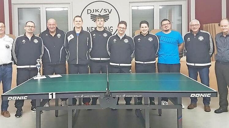 Beim DJK-SV Neufang ging bei der Tischtennis-Vereinsmeisterschaft für Hobbyspieler Jürgen Wich (2. von links) als Sieger hervor. Mit im Bild (von links) Abteilungsleiter Rainer Kolb sowie die weiteren Platzierten Uli Reißig, Thomas Fischer, Christoph Angles, Daniel Keim, Bastian Brehm, Alex Hertel und Hans-Joachim Maier sowie Ehrenvorsitzender Georg Wich. Foto: privat