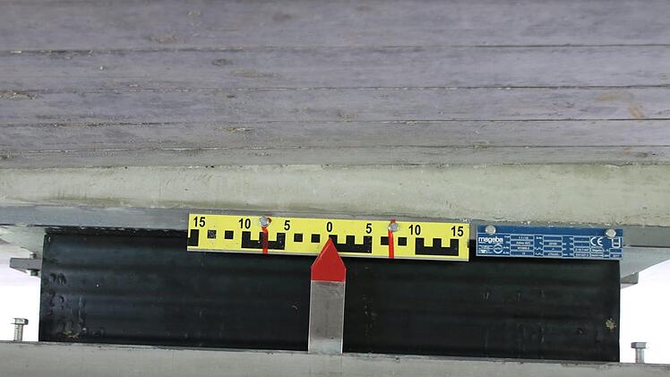 Die Brücke liegt auf verformbaren Elastomer-Blöcken auf. Foto: Ralf Ruppert