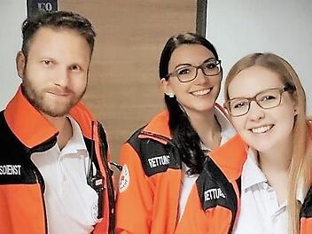 Notfallsanitäter Tobias Kneuer mit seinen beiden ehrenamtlichen Kolleginnen Eva Burger (Mitte) und Lisa Gollbach  Foto: BRK