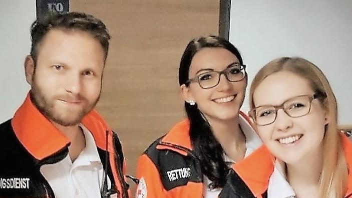 Notfallsanitäter Tobias Kneuer mit seinen beiden ehrenamtlichen Kolleginnen Eva Burger (Mitte) und Lisa Gollbach  Foto: BRK