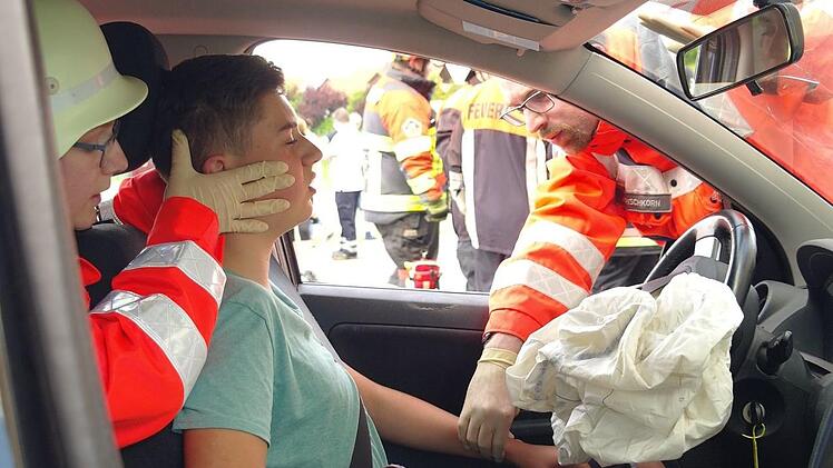 Das "Unfallopfer" hat ein Wirbelsäulentrauma und eine offene Wunde am Oberschenkel. Foto: Stephanie Elm