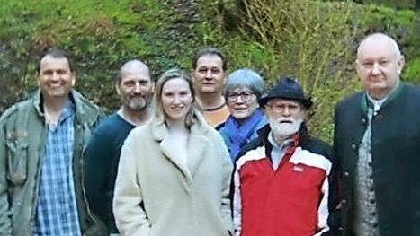 Der Jubilar (Zweiter von rechts) im Kreis der Gratulanten Foto: privat