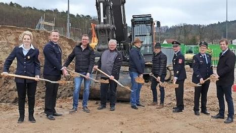 Erster Spatenstich für das neue Feuerwehrgerätehaus in Weingarts: von links im Bild Feuerwehrvorsitzende Theresa Kaul, Kommandant Stefan Siebenhaar, Bernd Wohlhöfer, Bürgermeister Konrad Ochs, Ernst Strian, Edwin Rank, Kreisbrandrat Oliver Flake, Kreisbrandinspektor Hans Schmitt und Landrat Hermann Ulm Foto: privat