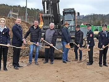 Erster Spatenstich f&uuml;r das neue Feuerwehrger&auml;tehaus in Weingarts: von links im Bild Feuerwehrvorsitzende Theresa Kaul, Kommandant Stefan Siebenhaar, Bernd Wohlh&ouml;fer, B&uuml;rgermeister Konrad Ochs, Ernst Strian, Edwin Rank, Kreisbrandrat Oliver Flake, Kreisbrandinspektor Hans Schmitt und Landrat Hermann Ulm Foto: privat