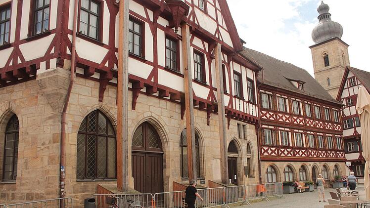 Das Rathaus soll im Jahr 2022 fertiggestellt sein. Die sichtbare Baustelle wird im September beginnen. Im Juni erfolgten die Ausschreibungen für die Baustelleneinrichtung, Dekontamination und Abbruch sowie Zimmererarbeiten. Oberbürgermeister Uwe Kirschstein informierte in der vergangenen Stadtratsitzung über eine hohe Nachfrage, so dass er auf zahlreiche Angebotseingänge hofft.Kosten: 20,3 Millionen Euro