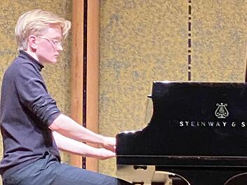 Philipp Johannes Hubert aus Würzburg spielte beim Kissinger Winterzauber.