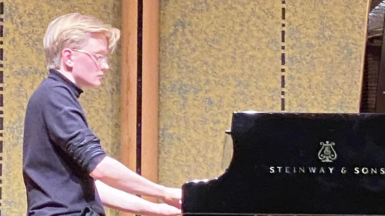 Philipp Johannes Hubert aus Würzburg spielte beim Kissinger Winterzauber.