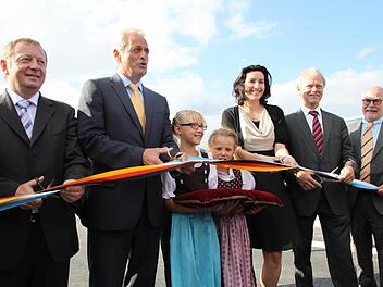 Sie durchtrennten das Band: Landrat Thomas Bold (v.l.), Verkehrsminister Peter Ramsauer, Bundestagsabgeordnete Dorothee Bär, Ministerialdirigent Karl Wiebel von der Obersten Baubehörde im Bayerischen Innenministerium und Regierungsvizepräsident Andreas Metschke. Die Mädchen sind Cora und Martha aus Zahlbach. Foto: Ulrike Müller