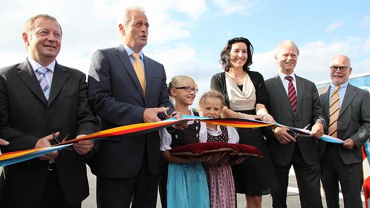 Sie durchtrennten das Band: Landrat Thomas Bold (v.l.), Verkehrsminister Peter Ramsauer, Bundestagsabgeordnete Dorothee Bär, Ministerialdirigent Karl Wiebel von der Obersten Baubehörde im Bayerischen Innenministerium und Regierungsvizepräsident Andreas Metschke. Die Mädchen sind Cora und Martha aus Zahlbach. Foto: Ulrike Müller