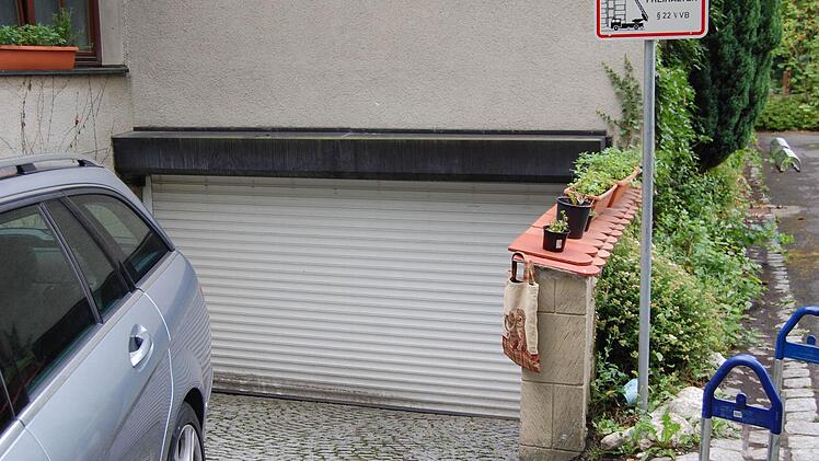 Rolltor geschlossen: Als die Vorbereitungen abgeschlossen waren, wurde der Keller "dicht" gemacht und es fielen die ersten Schüsse.