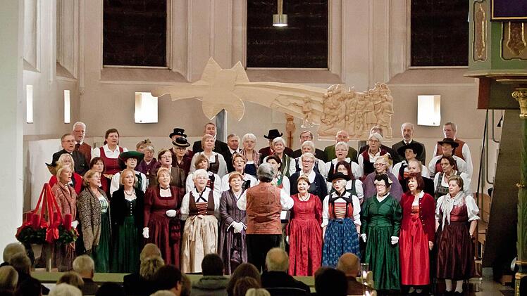Ein stimmungsvolles Adventskonzert erlebten zahlreiche Zuhörer in der Heilig-Kreuz-Kirche. Im zweiten Teil sang der Gauverbands-Chor der Stadt Salzburg. Foto: jochen Berger