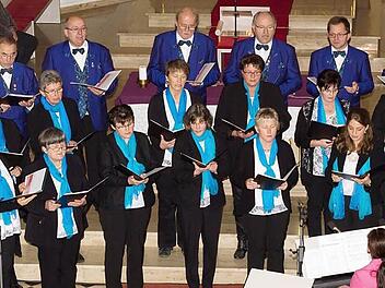 Der Gemischte Chor des Leutenbacher Gesangvereins "Liederkranz" bei einem Konzert Foto: privat