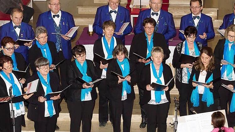 Der Gemischte Chor des Leutenbacher Gesangvereins "Liederkranz" bei einem Konzert Foto: privat
